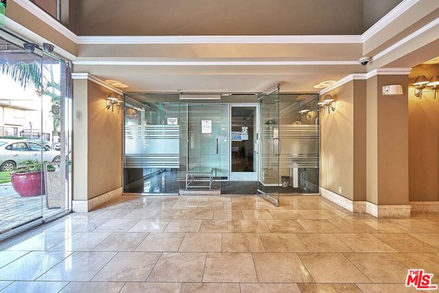 620 Gramercy Place, Los Angeles, California 90005, 2 Bedrooms Bedrooms, ,2 BathroomsBathrooms,Condominium,For Sale,Gramercy,24390095