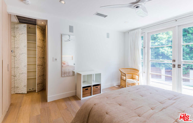 3279 LEDGEWOOD Drive, Los Angeles CA: https://media.crmls.org/mediaz/2ae5f582-1540-41be-ad23-1e78d97aa253.jpg
