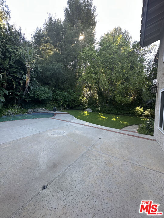 https://media.crmls.org/mediaz/2ae61307-df94-4abc-a670-d34a0e5e42e5.jpg?preset=X-Large