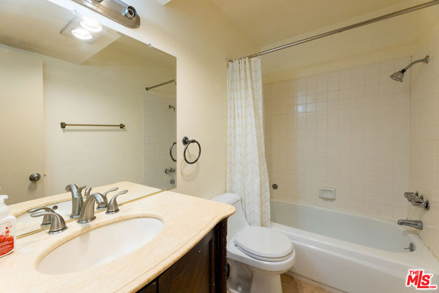 5330 Zelzah Avenue, Encino CA: https://media.crmls.org/mediaz/2ae64f9b-f96a-4ee2-b3bb-b15c9e059143.jpg