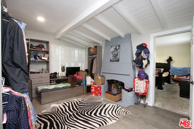 1807 Cochran Place, Los Angeles CA: https://media.crmls.org/mediaz/2ae67bde-1a74-4ff9-85c8-a0131afcfce2.jpg