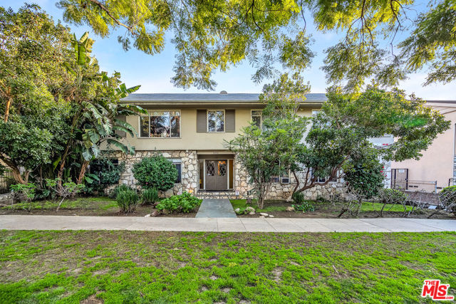 8218 De Longpre Avenue, West Hollywood CA: https://media.crmls.org/mediaz/2ae6931e-9b1d-424a-96b0-96b4e76eaead.jpg