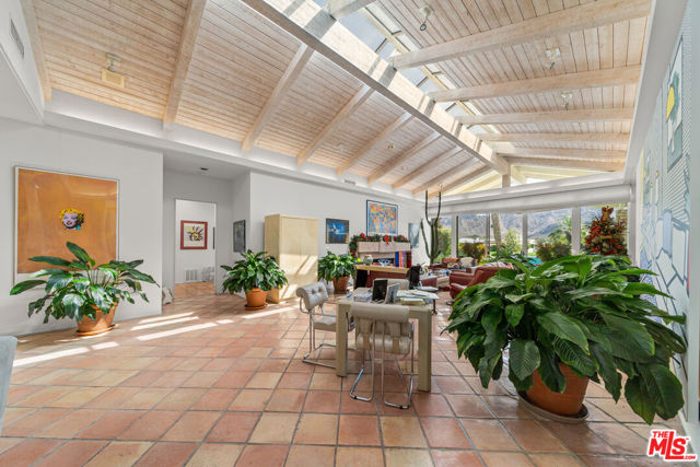 7 Churchill Lane, Rancho Mirage CA: https://media.crmls.org/mediaz/2ae6cacd-0319-4acb-8547-0c0b543d2e12.jpg