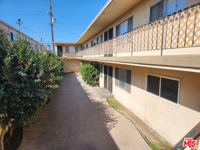 1775 Locust Avenue, Long Beach CA: https://media.crmls.org/mediaz/2ae7d0df-e909-49cd-8768-48cdb7d96ba4.jpg