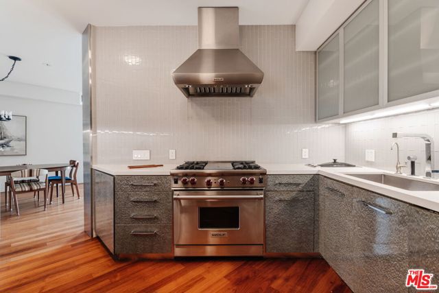 255 Main Street, Venice CA: https://media.crmls.org/mediaz/2ae7e9fb-d3cb-471b-8353-7f7a62fff6cb.jpg