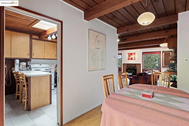 199 Fairlawn Dr, Berkeley CA: https://media.crmls.org/mediaz/2ae7f0cd-622a-40c5-bedd-50468fb2e77a.jpg
