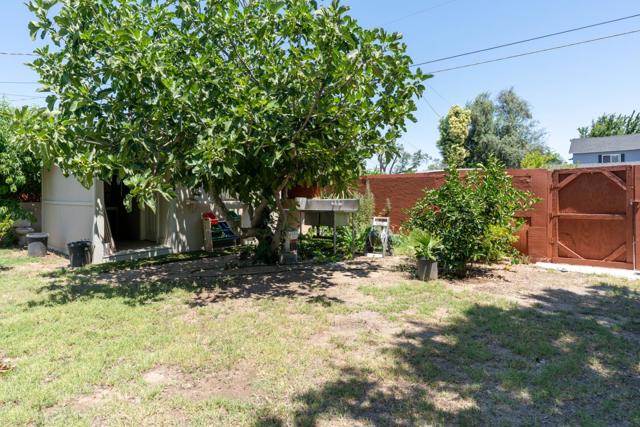 1005 W 8th Street, Merced CA: https://media.crmls.org/mediaz/2ae833c4-182c-4fc4-8694-bdbcc023cd6c.jpg