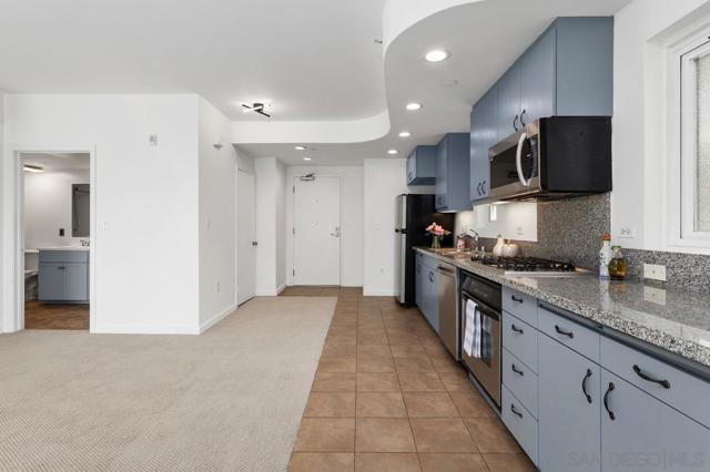550 15Th St, San Diego CA: https://media.crmls.org/mediaz/2ae945eb-c7ad-4af7-9f1d-ccf755b27e06.jpg