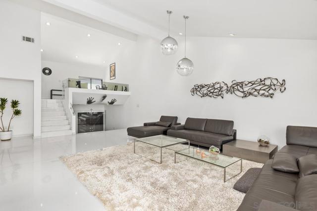 6423 Caminito Aronimink, La Jolla CA: https://media.crmls.org/mediaz/2ae95a18-7179-4f25-996a-e2aaf9248118.jpg