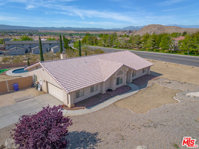 16185 Viho Road, Apple Valley CA: https://media.crmls.org/mediaz/2ae963ce-d9e3-4e9c-958a-45f399d13d2b.jpg