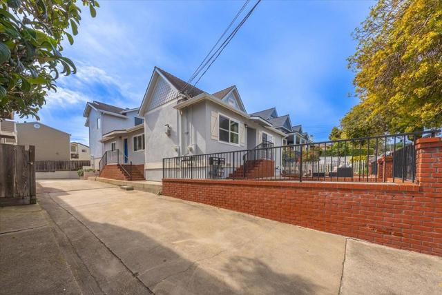 739 W Franklin Street, Monterey CA: https://media.crmls.org/mediaz/2ae9a00a-3a25-4093-bcff-719d3056a1c3.jpg