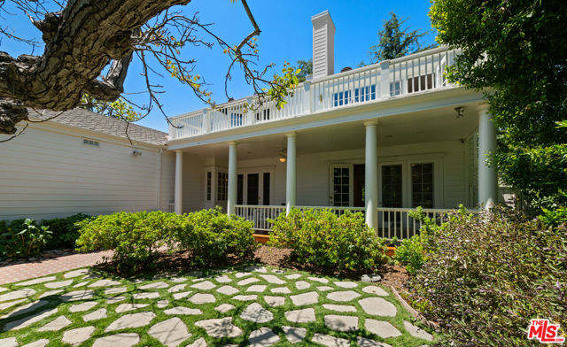 5404 Topeka Drive, Tarzana CA: https://media.crmls.org/mediaz/2ae9e8bf-a1dc-4f7f-b7e3-36391026534c.jpg