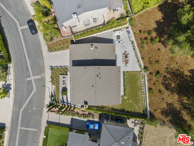 11268 Dona Lola Drive, Studio City CA: https://media.crmls.org/mediaz/2aea6a7c-100b-4c77-b863-d16df873d355.jpg