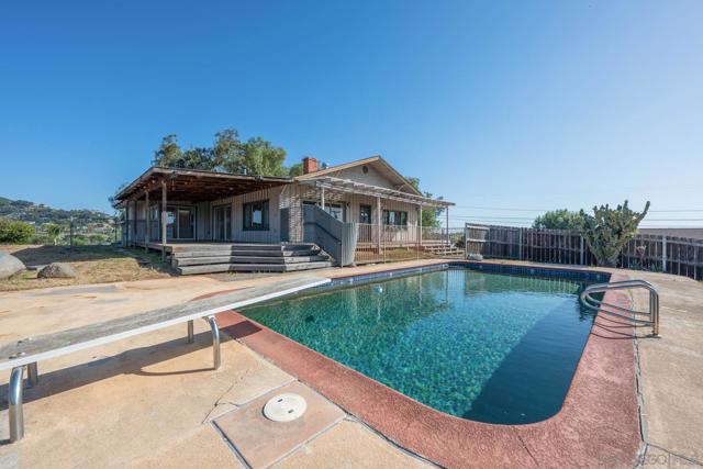 2231 Oak Hill Dr, Escondido CA: https://media.crmls.org/mediaz/2aeadd3c-9c30-4462-974e-890f37c30a56.jpg