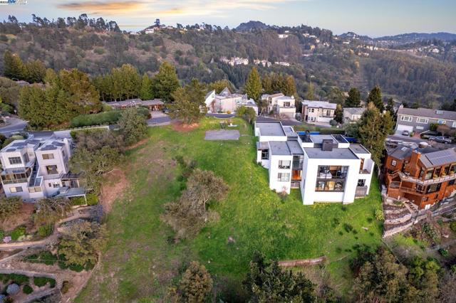 7041 DEVON WAY, Berkeley CA: https://media.crmls.org/mediaz/2aec7bb6-65ac-46ca-a0e3-7fed84bf544f.jpg