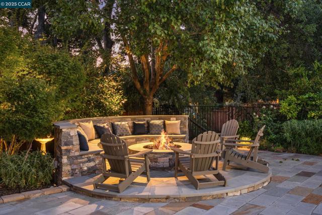 222 Still Creek Rd, Danville CA: https://media.crmls.org/mediaz/2aececef-7a88-4911-989e-63f3d6f6b4d1.jpg