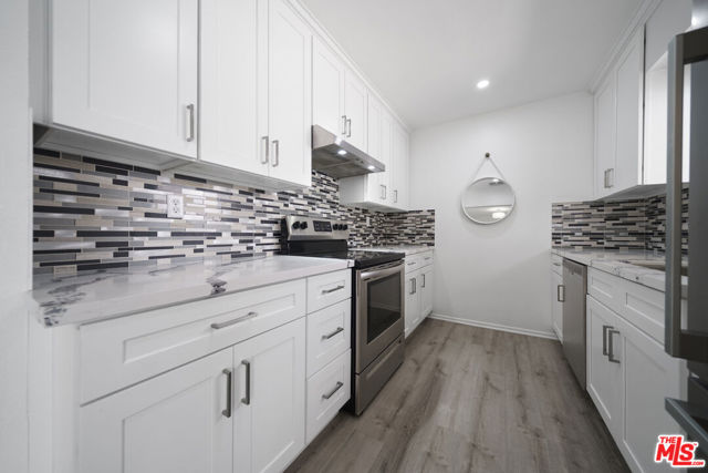 7631 Reseda Boulevard, Reseda CA: https://media.crmls.org/mediaz/2aed4119-87dc-436c-a6b7-336ad5b43e8b.jpg