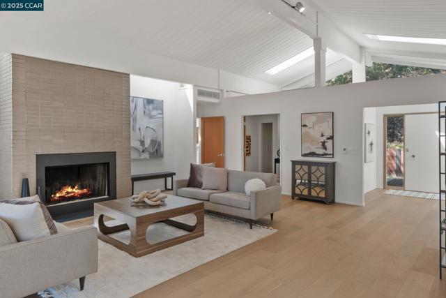 233 Melody Ln, Orinda CA: https://media.crmls.org/mediaz/2aedb718-341a-49d9-acc4-202deb453eec.jpg