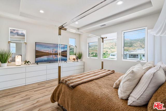 20763 Pine Cone Circle, Porter Ranch CA: https://media.crmls.org/mediaz/2aedc0a5-38b0-4920-8153-65849ee3b5e4.jpg
