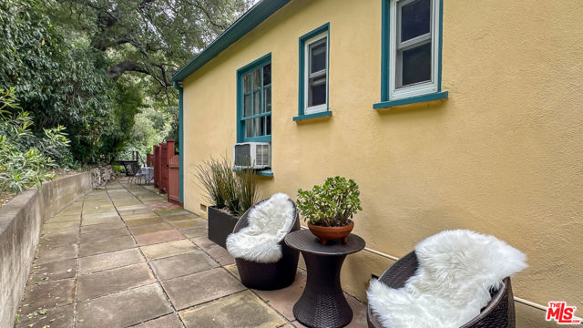 752 Country Club Drive, Burbank CA: https://media.crmls.org/mediaz/2aee0b2e-4a19-43eb-a49f-06de5771bac1.jpg