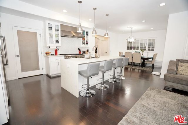 9009 S Calvin Way, Inglewood CA: https://media.crmls.org/mediaz/2aee9c58-5255-41b2-aca9-9a32fee06a0f.jpg