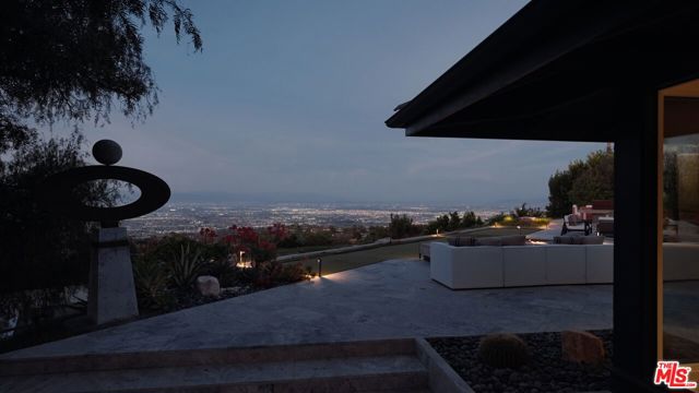 4 Buckboard Lane, Rolling Hills CA: https://media.crmls.org/mediaz/2aef62c6-2cc3-46af-81a0-15cd1fa9d859.jpg