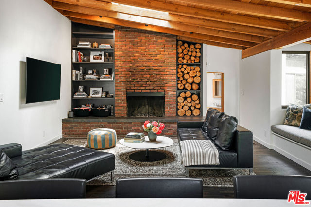 901 Crater Camp Drive, Calabasas CA: https://media.crmls.org/mediaz/2aef91c0-25e3-43ee-bd79-99c41ce0adfa.jpg