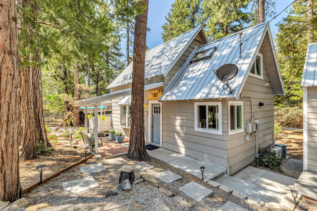 53125 Overlook Drive, Idyllwild CA: https://media.crmls.org/mediaz/2aeff473-b387-4c7d-a4c0-84023c36e8b6.jpg