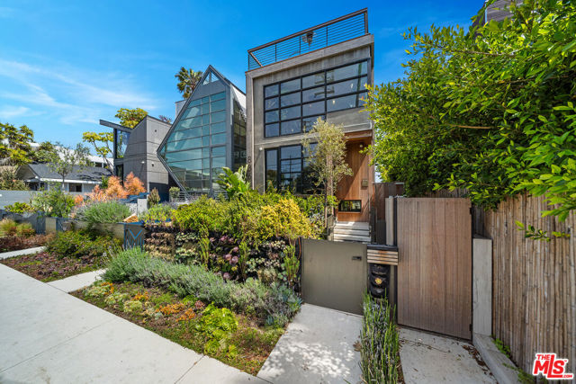 836 California Avenue, Venice CA: https://media.crmls.org/mediaz/2aeffda1-0f27-4417-847d-ee4412f9c54d.jpg