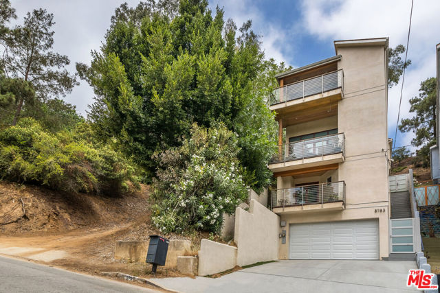 8783 Lookout Mountain Avenue, Los Angeles CA: https://media.crmls.org/mediaz/2af06e59-60d0-49cf-87f6-ec6f3e844bc2.jpg