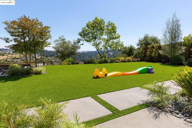 63 Tomcat Way, Orinda CA: https://media.crmls.org/mediaz/2af1136d-83bd-4118-975d-49a825d7aa5c.jpg