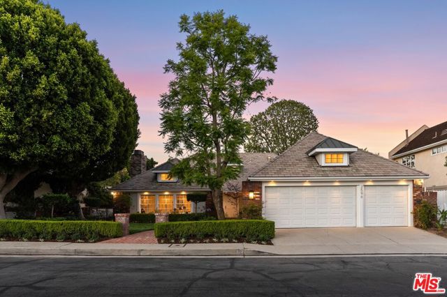 2596 Wallingford Drive, Beverly Hills CA: https://media.crmls.org/mediaz/2af18f7c-4bbf-46b2-b7be-c3d51b2c6a62.jpg