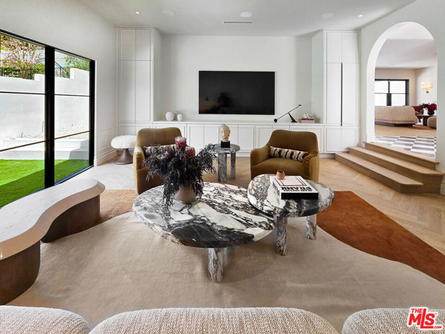 2288 Coldwater Canyon Drive, Beverly Hills CA: https://media.crmls.org/mediaz/2af1f4f4-e6f2-4a92-8b68-ab941664dd11.jpg