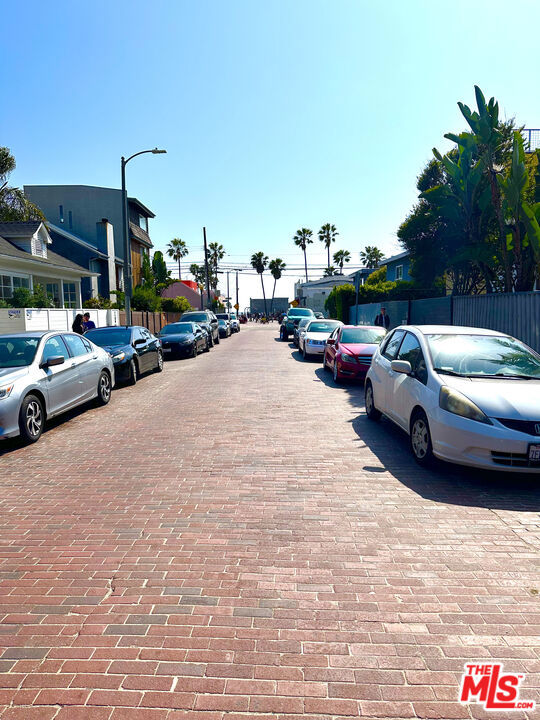 27 18th Avenue, Venice CA: https://media.crmls.org/mediaz/2af21626-1d0f-49a3-a451-f5d4451657f1.jpg