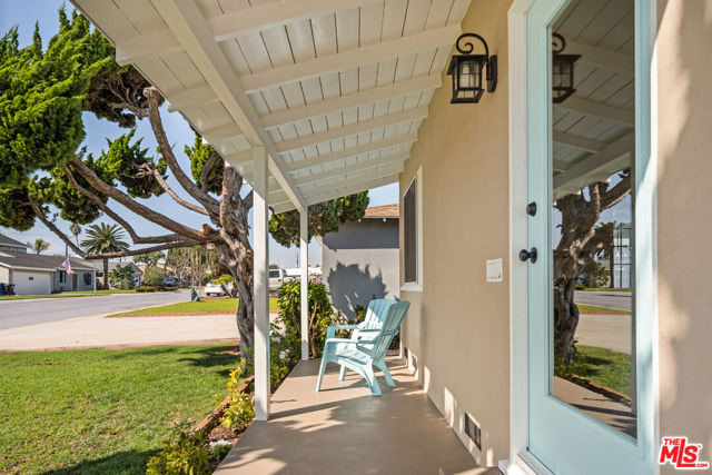 8734 Airlane Avenue, Los Angeles CA: https://media.crmls.org/mediaz/2af21805-2aef-4f7e-92a4-62686f0f78b4.jpg