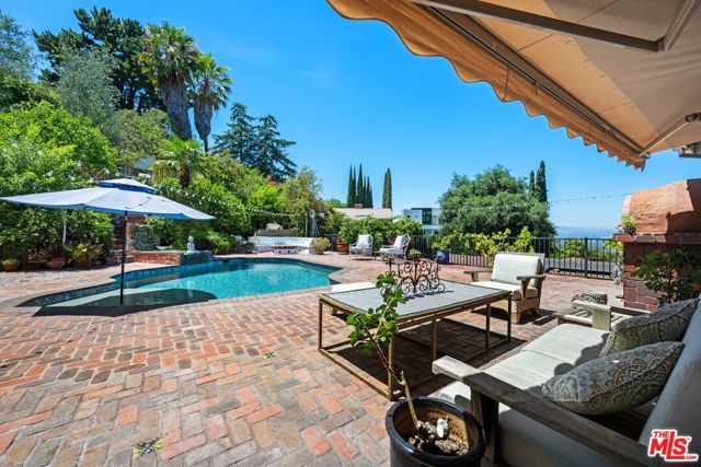 16582 Calneva Drive, Encino CA: https://media.crmls.org/mediaz/2af2193b-948b-4b2a-a6df-62538e880b1e.jpg