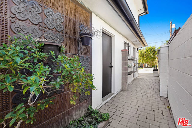 6409 Graves Avenue, Lake Balboa CA: https://media.crmls.org/mediaz/2af24caa-2125-47c4-abcc-02792c55689f.jpg
