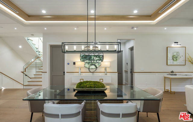 1534 N Beverly Drive, Beverly Hills CA: https://media.crmls.org/mediaz/2af28f77-f3f3-450b-b216-582f36079e4e.jpg