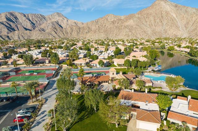 48205 Vista De Nopal, La Quinta CA: https://media.crmls.org/mediaz/2af2ace4-accc-451d-af03-6e44c47965cf.jpg