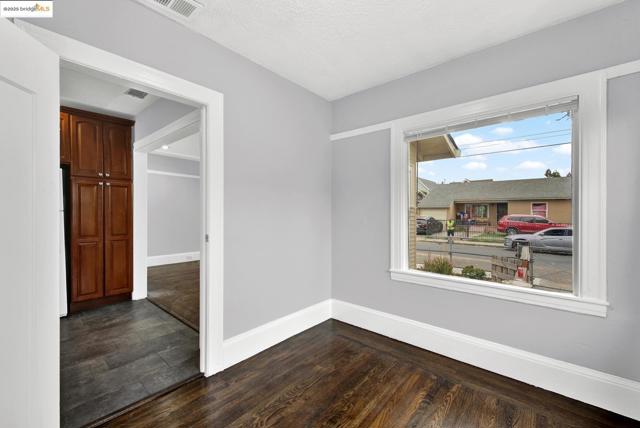 1009 106Th Ave, Oakland CA: https://media.crmls.org/mediaz/2af4ca8e-9606-4362-bd07-1725e8a0e64f.jpg