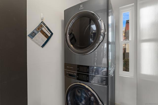 1521 Kettner Blvd, San Diego CA: https://media.crmls.org/mediaz/2af4d8b6-8756-46d3-986a-4635a04972a8.jpg