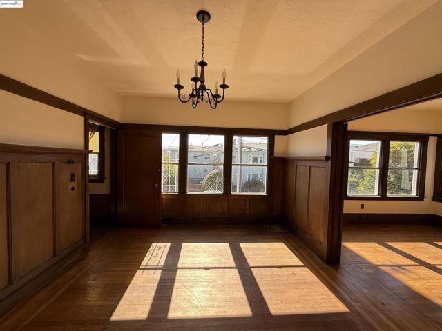 3999 Clarke, Oakland CA: https://media.crmls.org/mediaz/2af583fa-635a-4c82-846a-53a043a092ca.jpg