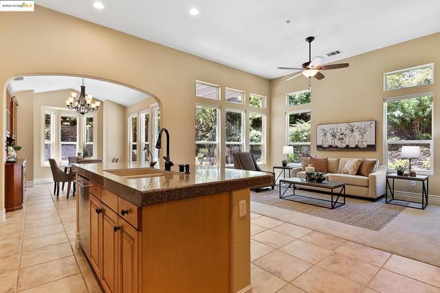 1101 Lafite Ct, Brentwood CA: https://media.crmls.org/mediaz/2af5b571-6dfe-4865-a4c7-5af8b5801c3a.jpg