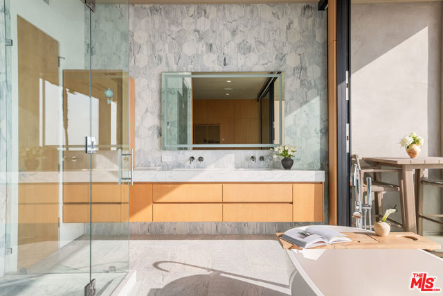 4016 The Strand, Manhattan Beach CA: https://media.crmls.org/mediaz/2af69038-9783-4cc5-a531-75f97dce8e30.jpg