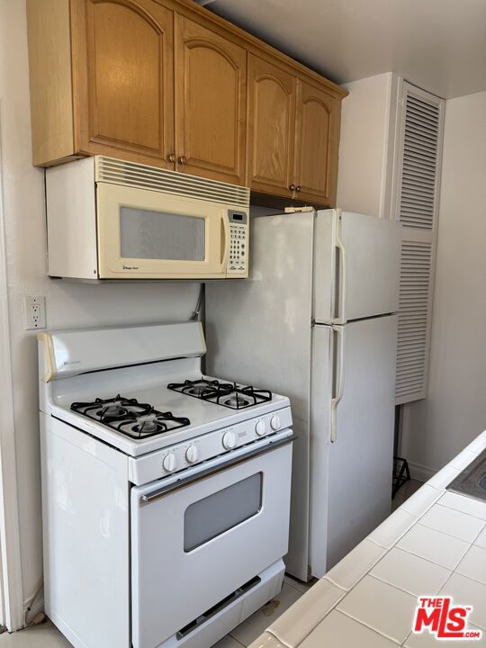 428 S DOHENY Drive, Beverly Hills CA: https://media.crmls.org/mediaz/2af69896-9e87-4f35-a089-938139b6708b.jpg