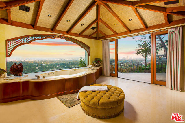 10066 Cielo Drive, Beverly Hills CA: https://media.crmls.org/mediaz/2af6a1de-f079-4643-8c45-ba4b9df46de7.jpg