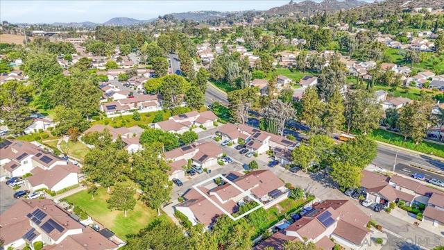 220 Eveningside Gln, Escondido CA: https://media.crmls.org/mediaz/2af71cab-6bad-4b42-bc4d-a19fd9393dc7.jpg