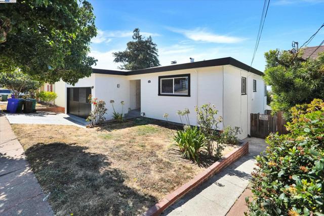 1551 Merced St, Richmond CA: https://media.crmls.org/mediaz/2af7f72c-eba9-4c7f-963c-7827086d7438.jpg