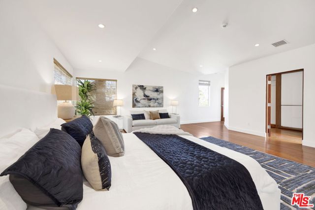 2336 Boone Avenue, Venice CA: https://media.crmls.org/mediaz/2af825b5-995f-4d32-80d3-380aefa1b34a.jpg