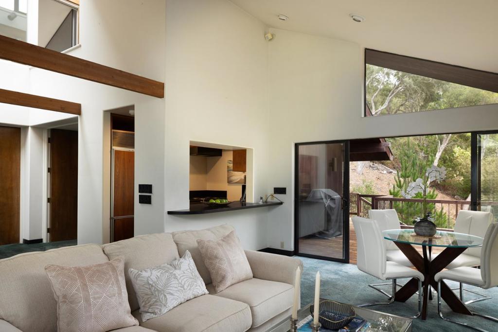 https://media.crmls.org/mediaz/2af87162-4f4a-4dd7-b9b3-4f5d55d2a50d.jpg?preset=X-Large